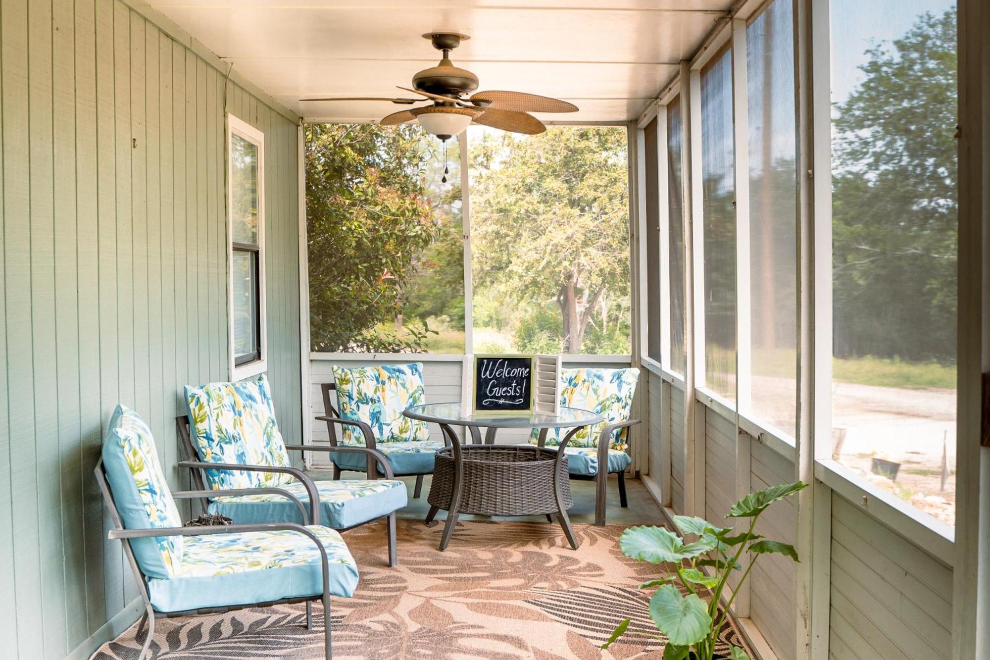 Hadley'S House - A Country 3 Bdrm With Screened-In Porch Нью Браунфелс Экстерьер фото